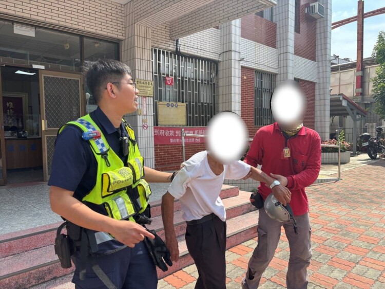 ▲8旬翁探親迷途,警化身「及時雨」溫馨助返家。(記者劉春生攝)