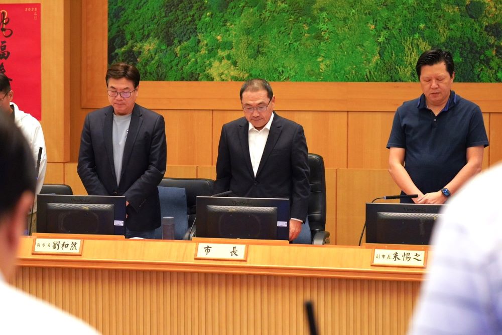 警消英勇救援殉職 侯:不要英雄願同仁出勤平安 2 《圖說》侯友宜市長今日於市政會議前率市府團隊,對昨日搜救人員落水殉職及受傷,表達最深沉哀悼。〈新聞局提供〉