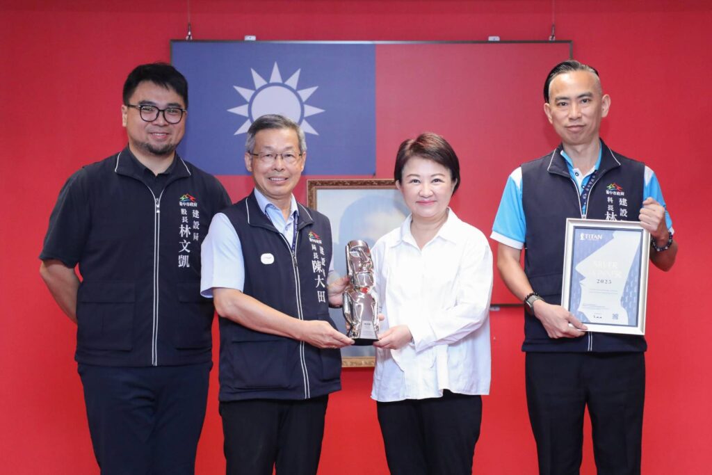 《建設大台中》勇奪泰坦創新設計獎 盧秀燕推薦:一起閱讀城市的故事 2 01 建設大台中 勇奪美國泰坦創新設計獎 盧市長邀您一起閱讀城市的故事 0