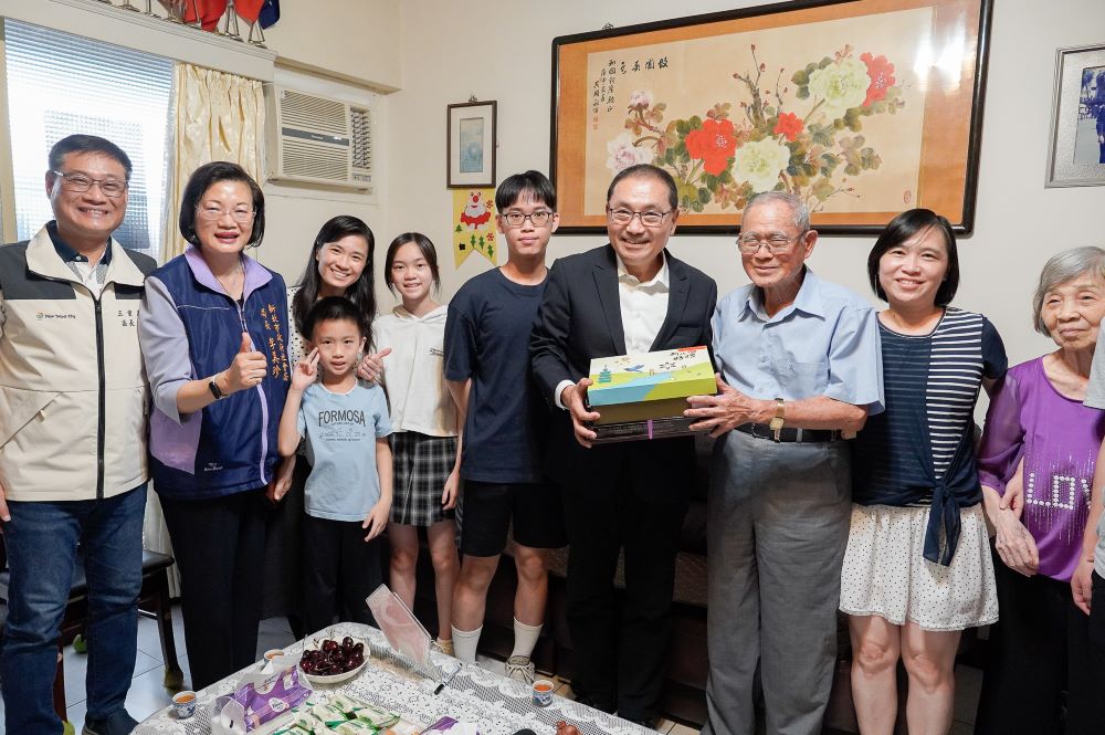 保家衛國模範父親性平先驅 侯友宜親往道賀陳和國 2 《圖說》侯友宜市長致贈茶葉禮盒和茶點給陳和國。〈社會局提供〉