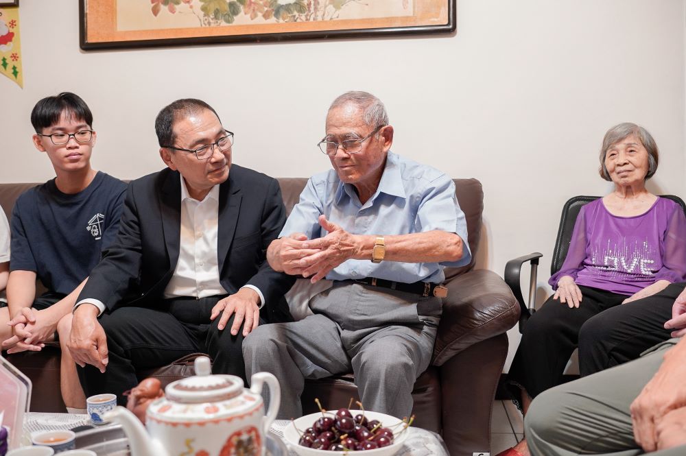 保家衛國模範父親性平先驅 侯友宜親往道賀陳和國 3 《圖說》陳和國(中)向侯友宜市長述說歷經823砲戰、單打雙不打等歲月,右為太太李彩戀老師。〈社會局提供〉
