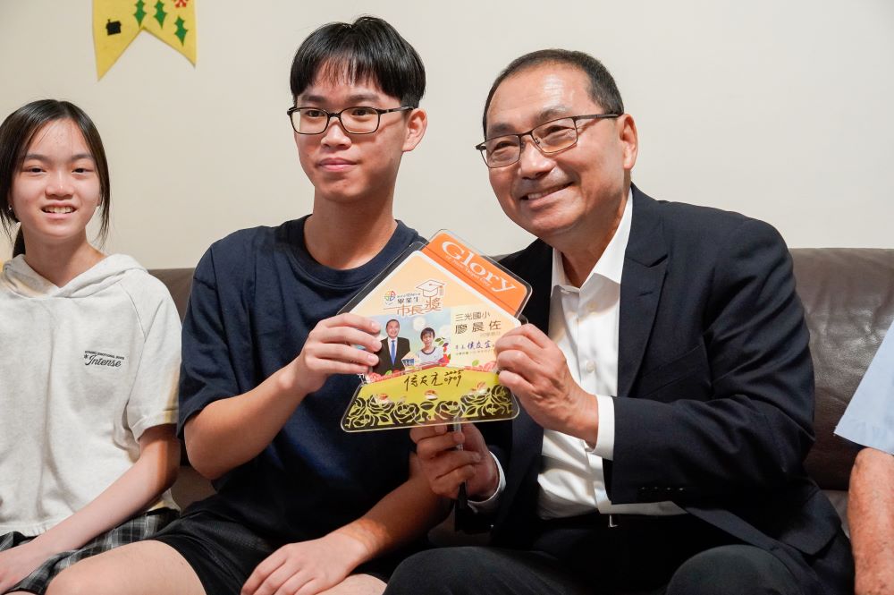 保家衛國模範父親性平先驅 侯友宜親往道賀陳和國 4 《圖說》陳和國的孫子在110年國小畢業時,曾獲市長獎,與侯友宜合照,侯市長應邀在照片上簽名留念。〈社會局提供〉