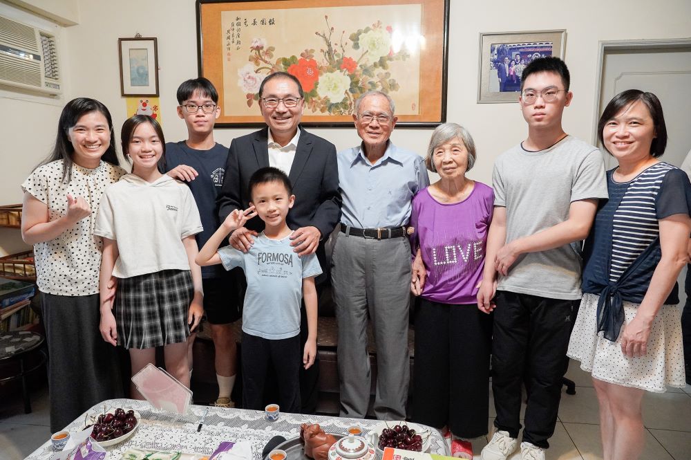 保家衛國模範父親性平先驅 侯友宜親往道賀陳和國 5 《圖說》侯友宜市長與陳和國全家人合影。〈社會局提供〉
