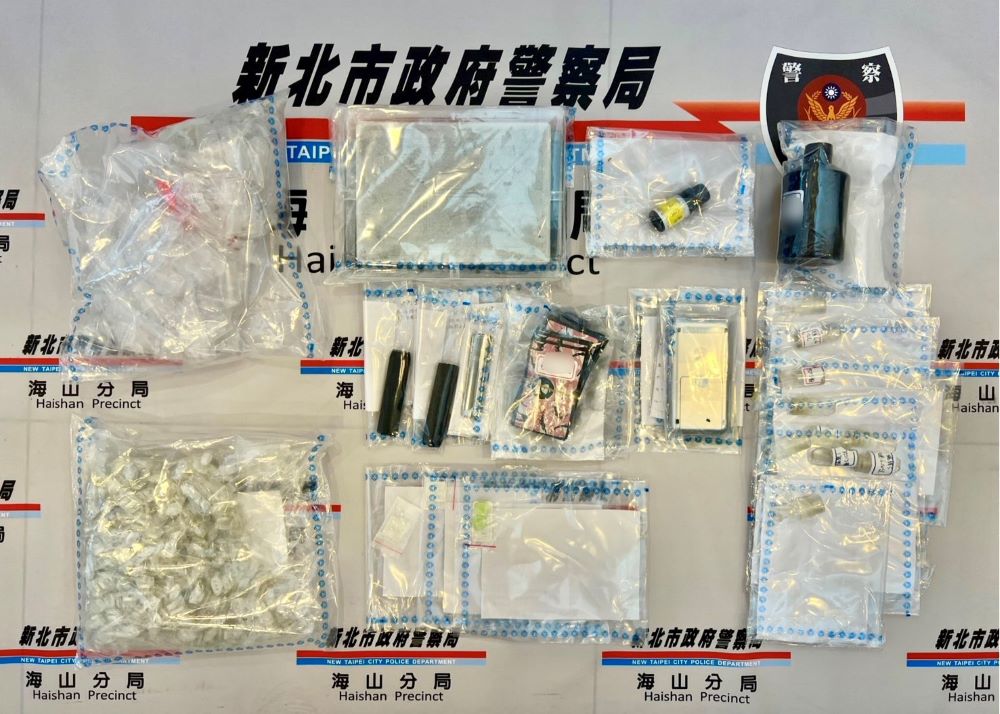青春專案出擊 海山警破獲喪屍菸彈分裝場逮8嫌 2 《圖說》海山警現場查扣之製造、販賣毒品集團愷他命、毒咖啡包、依托咪酯菸彈(油)等多項毒品及製毒器具。〈海山分局提供〉