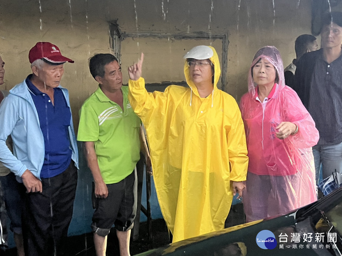 王惠美馬不停蹄視察彰化縣內各地災情。圖/彰化縣政府提供