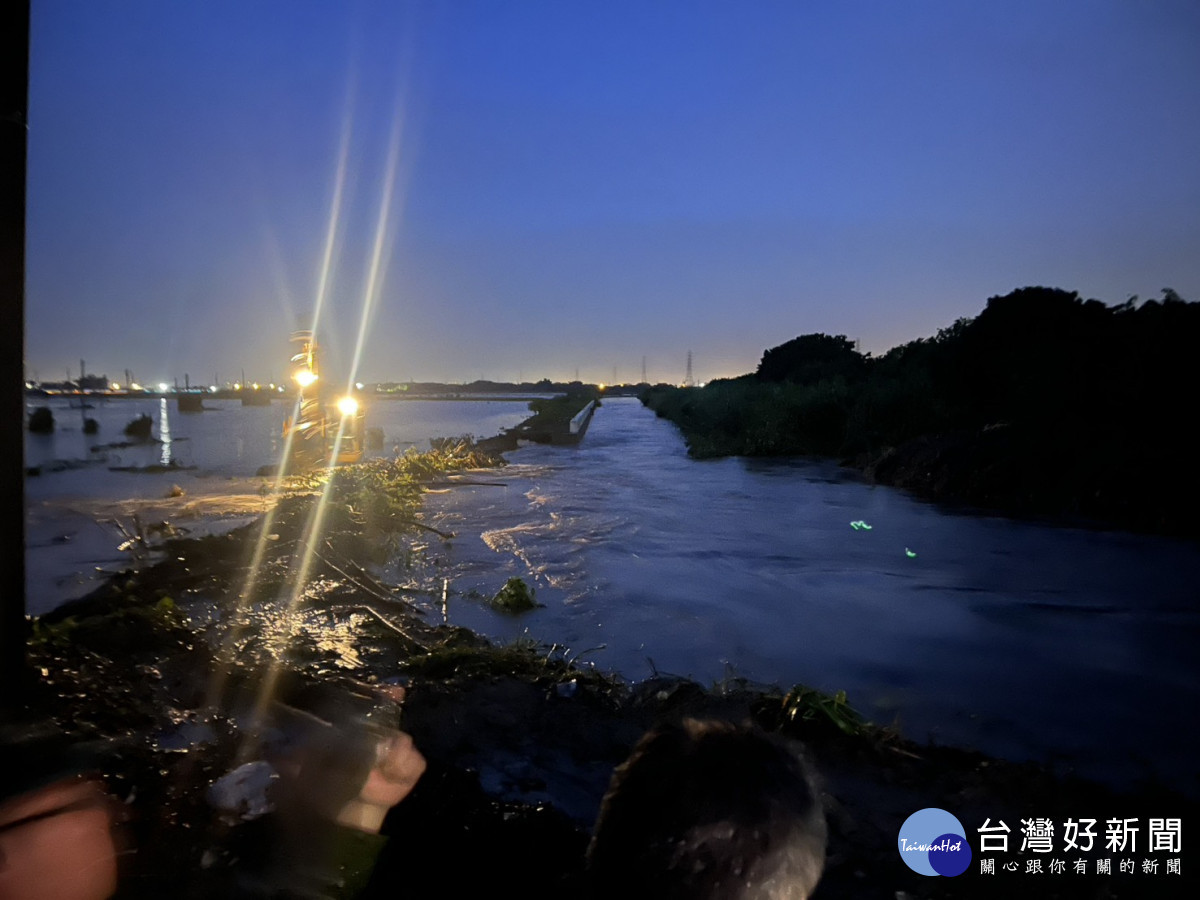 王惠美馬不停蹄視察彰化縣內各地災情。圖/彰化縣政府提供