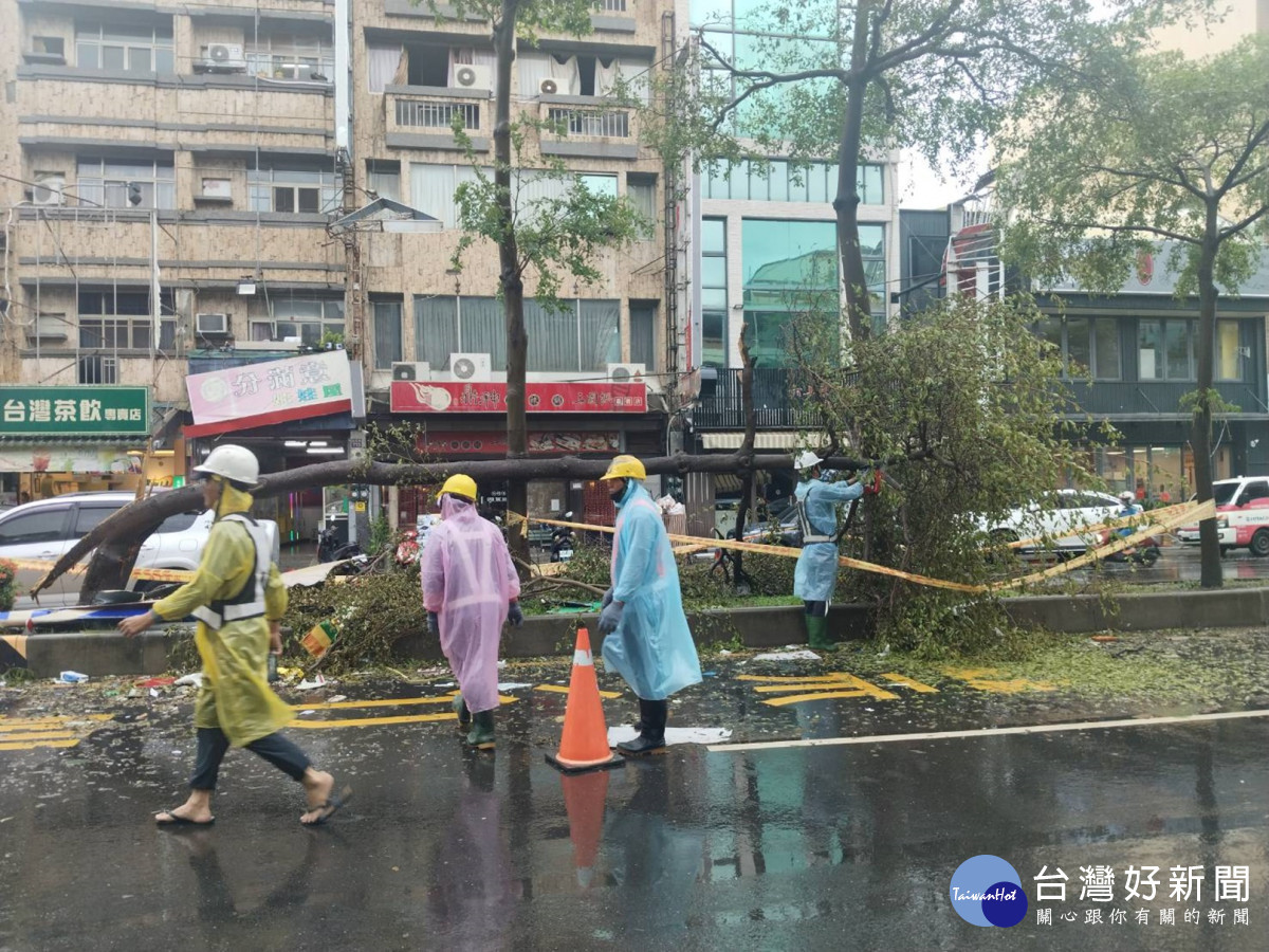 丹娜絲颱風重創嘉義市,市府啟動「搶通、去化、清理、復原」4階段應變程序,昨(9)日全數搶通市區11條主要幹道、15個路段/嘉義市府提供