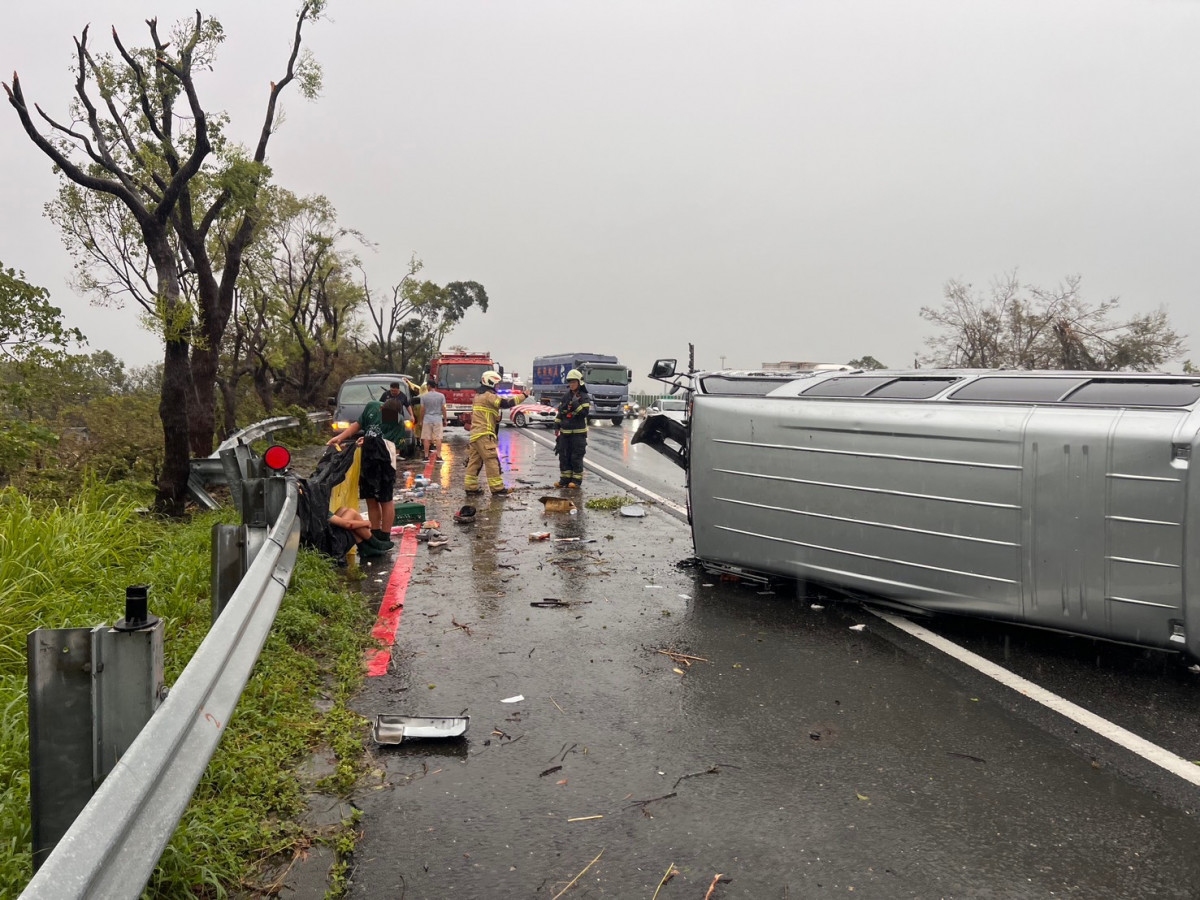 水上鄉忠和國中棒球隊教練開車載選手前往比賽途中，在國道3號南下308K失控翻車／警方提供