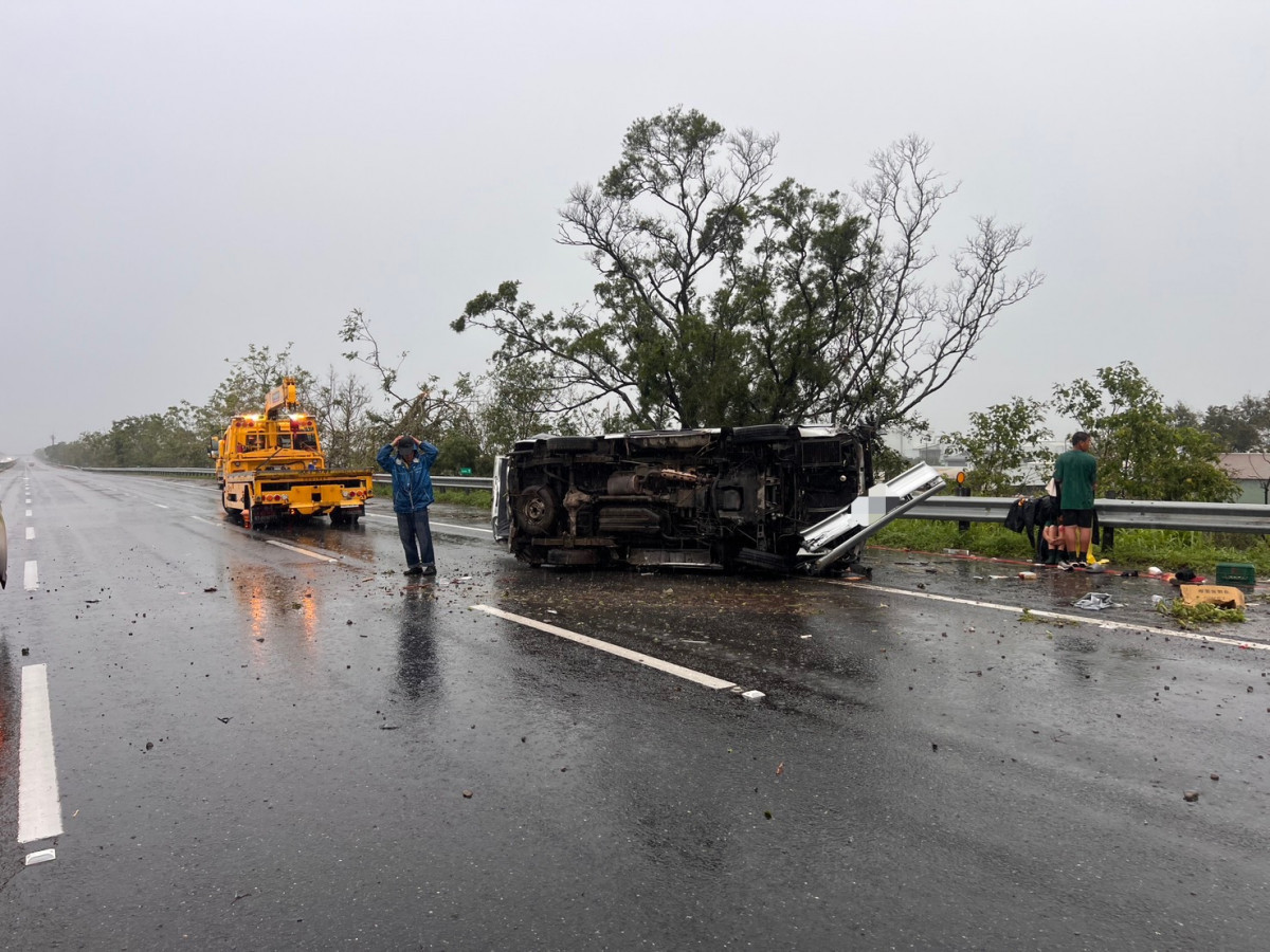 水上鄉忠和國中棒球隊教練開車載選手前往比賽途中,在國道3號南下308K失控翻車/警方提供