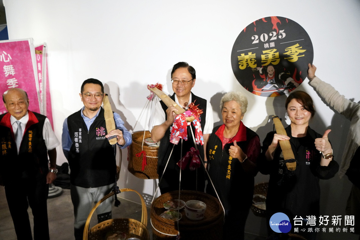 桃園市長張善政與客家局長范泰基進行客家擔飯儀式。<br /><br />