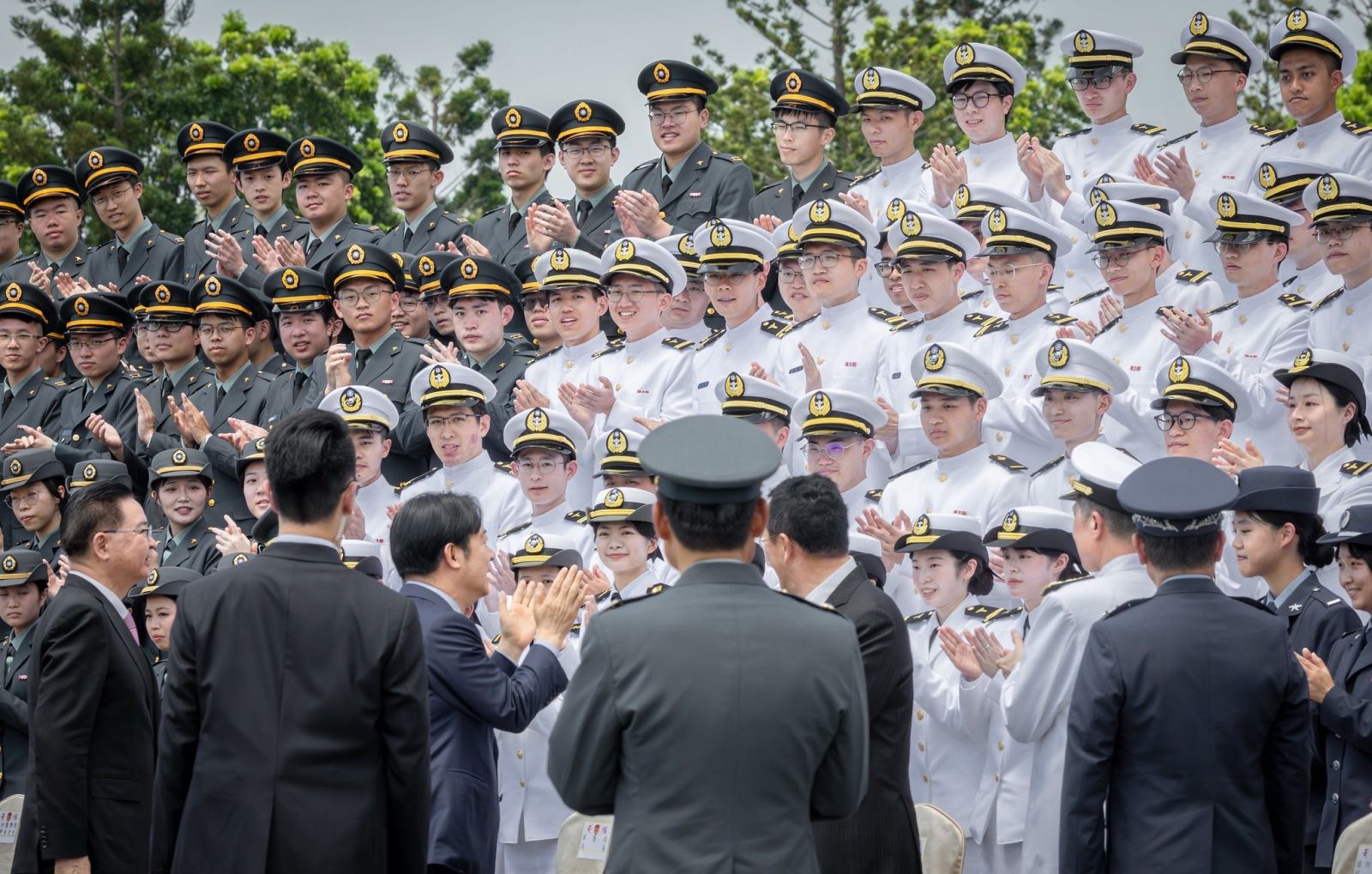 賴清德總統6月26日出席「114年三軍八校院聯合畢業典禮」，期勉畢業生傳承精實軍風，強化自律與專業。翻攝國防部發言人臉書