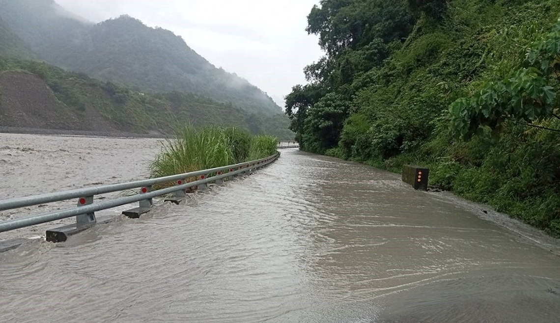 荖濃溪水漲至路面 道路阻斷
