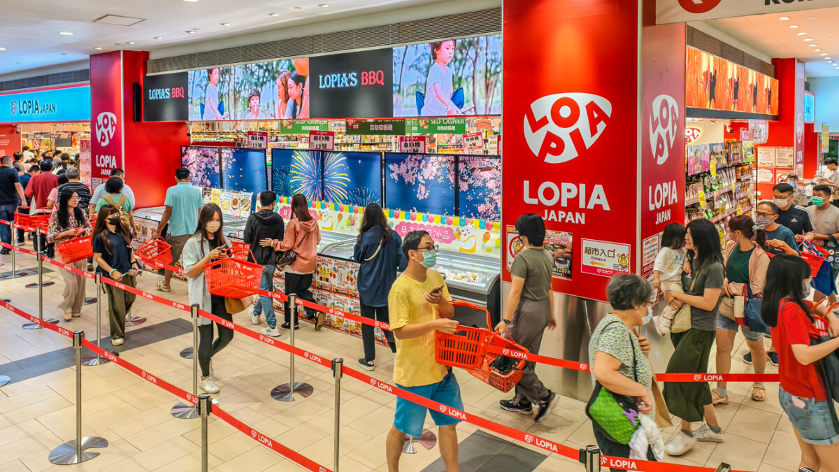 ▲LOPIA夢時代門市開幕首日吸引眾多消費者排隊搶購,人氣爆棚。(圖/記者黃淑貞攝)