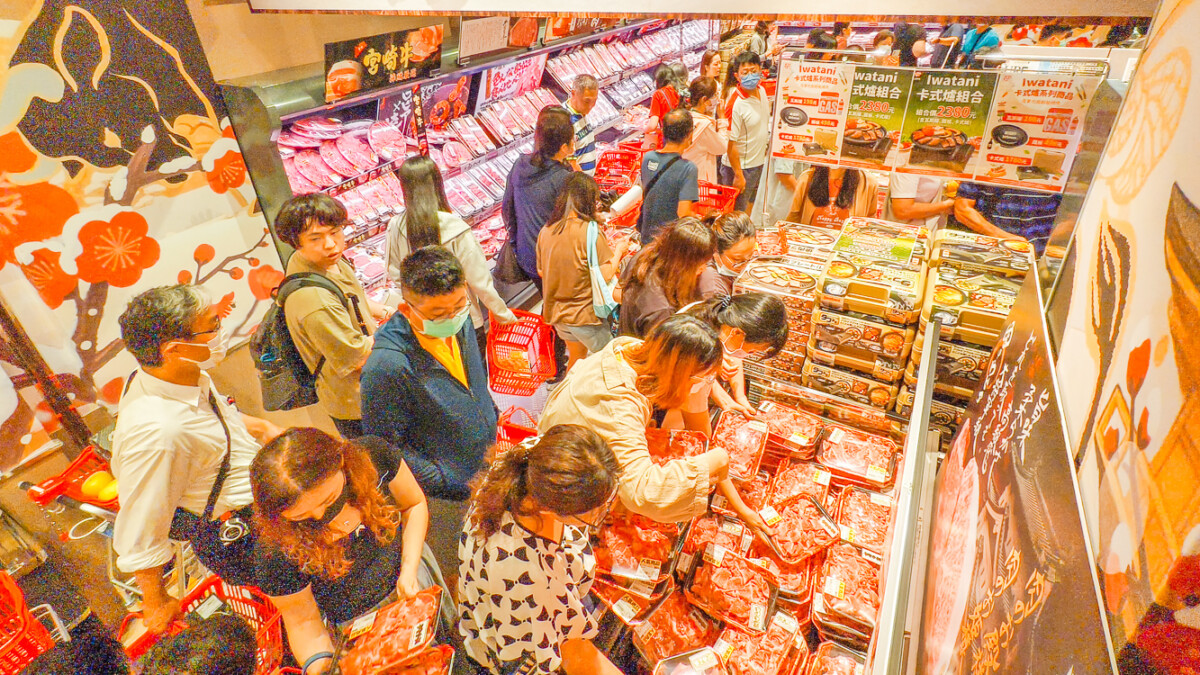 ▲LOPIA夢時代門市開幕首日推出黑毛和牛炒肉片買一送一活動，吸引眾多顧客搶購。（圖/記者黃淑貞攝）