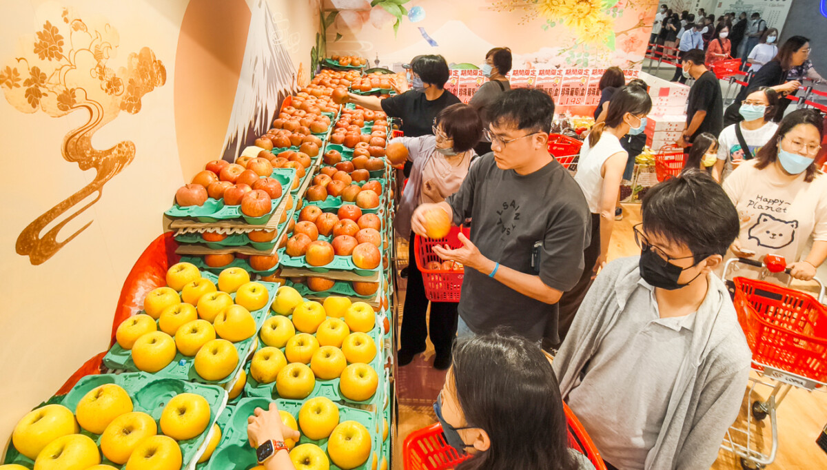 ▲LOPIA的青果區在所有LOPIA賣場中占比最大，來自日本的青森蘋果，今天兩粒100元，一人限買兩粒。（圖/記者黃淑貞攝）