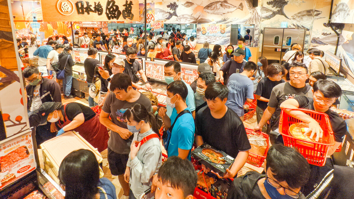 ▲日本大型連鎖超市LOPIA，今天起正式插旗夢時代購物中心，一開幕就吸引眾多消費者排隊搶購。（圖/記者黃淑貞攝）