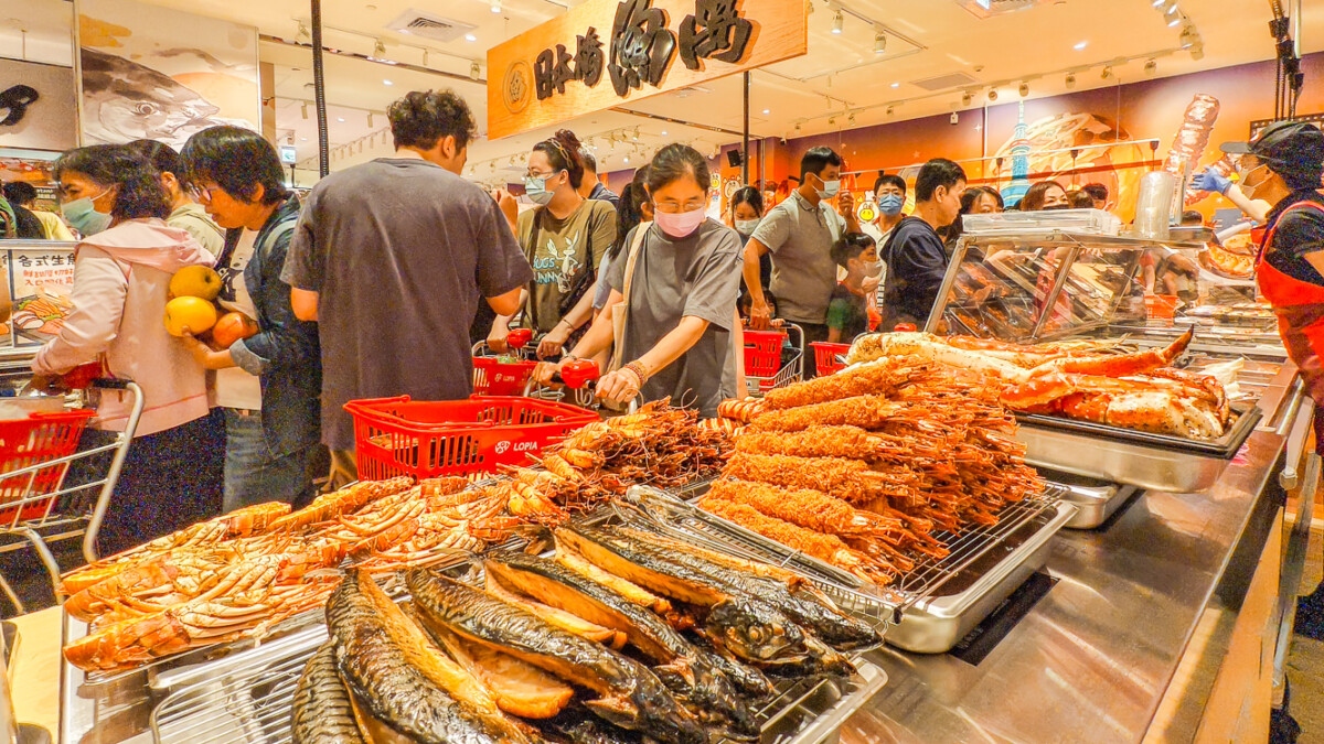 ▲日本大型連鎖超市LOPIA，今天起正式插旗夢時代購物中心。（圖/記者黃淑貞攝）