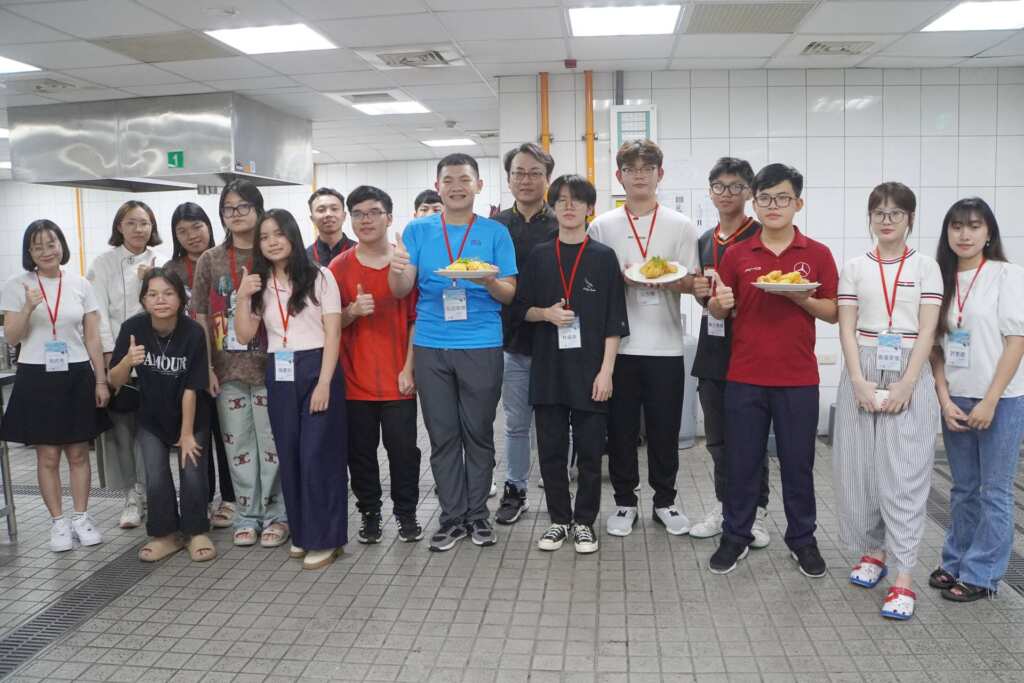 ▲大葉大學安排胡志明市國際高專華語研習團體烹飪驗台灣文化。(記者林明佑翻攝)