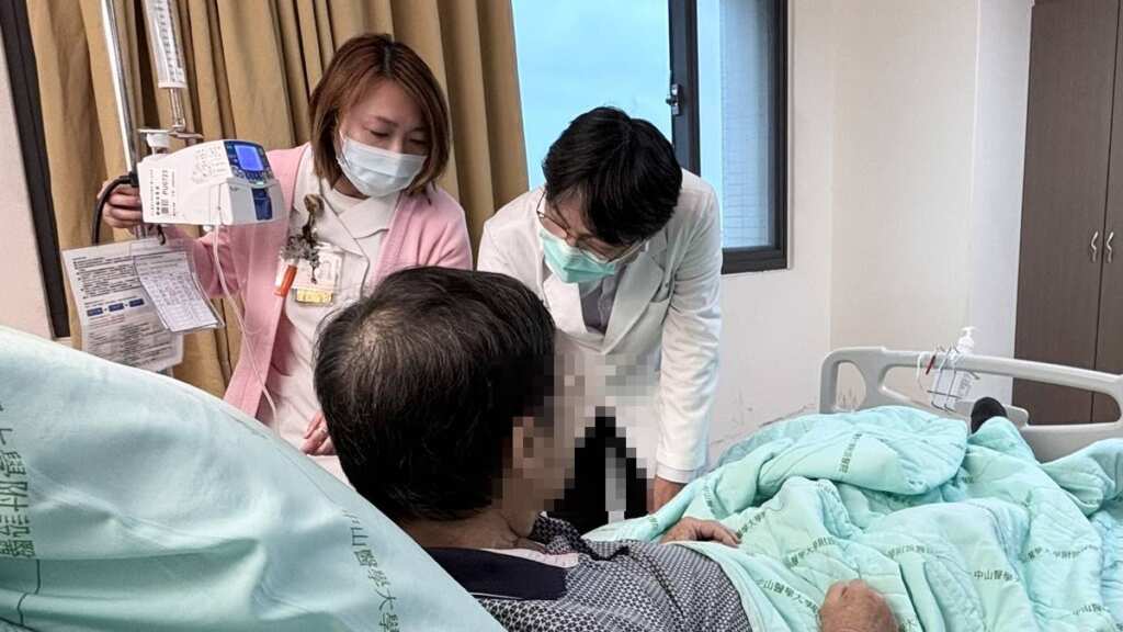 ▲中山附醫神經內科辛裕隆主任及護理團隊注射照護。（中山附醫提供）