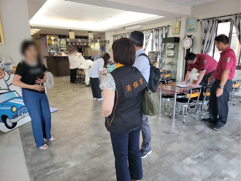 ▲新竹縣政府消保官辦公室日前召集交通旅遊處、工務處、消防局、警察局進行縣內旅宿業聯合查核。