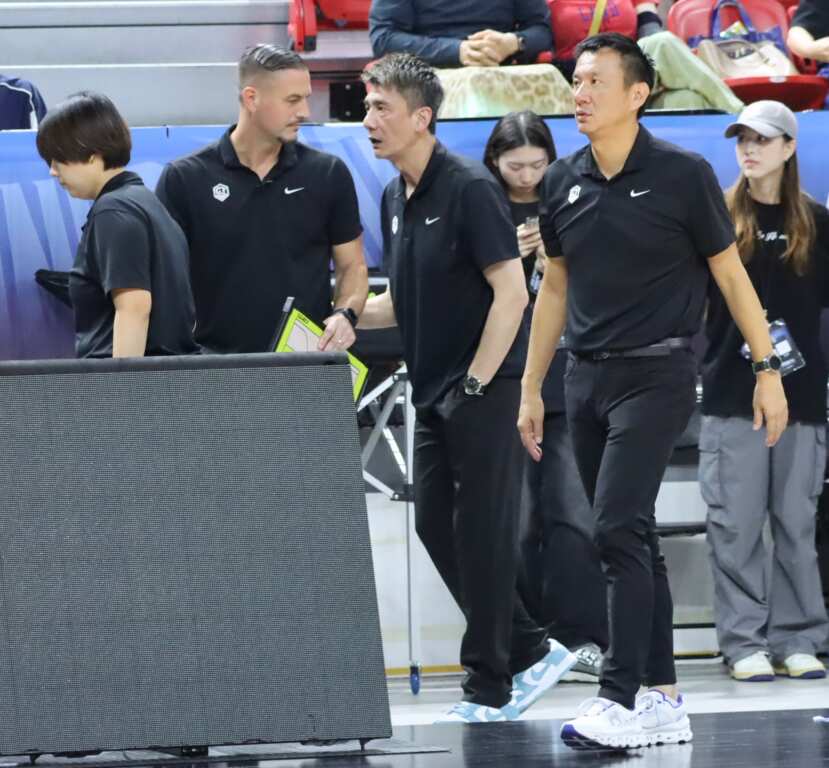 籃協副理事長陳立宗(右前)，親自擔任中華女籃隊領隊，責任重大。 (魏冠中攝影)