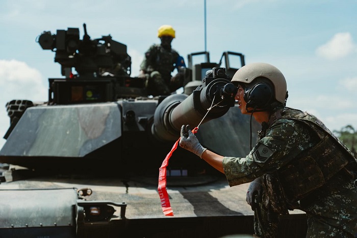 陸軍採購的M1A2T戰車,號稱地表最強戰車,有ACPU輔助動力系統,及砲塔頂左前方的車長獨立觀測系統。 (軍聞社提供)