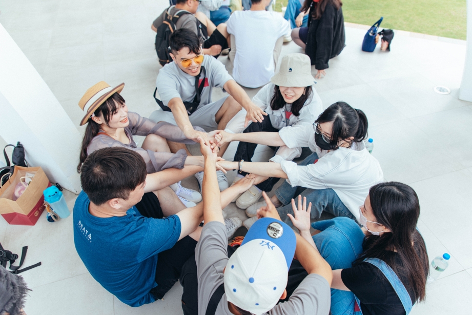 透過分組及團隊破冰活動，提升了參加者的互動性。圖/戀愛好事多提供