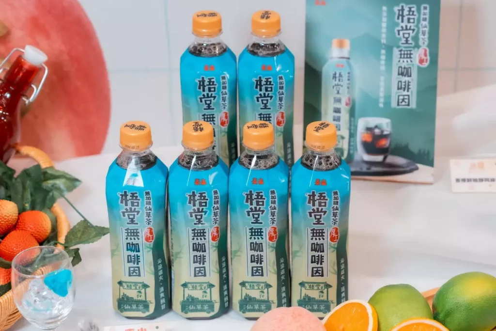 無加糖、無香料、無咖啡因的「梧堂無咖啡因仙草茶」，炎炎夏日，暢飲仙草茶不但可以降火氣，無咖啡因更能隨時隨地放心喝！