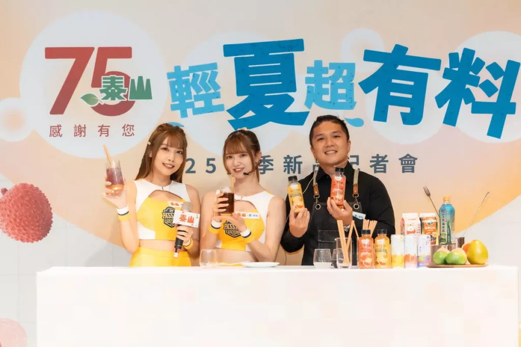 國宴調飲師劉家吉帶來夏日DIY創意調飲，冰鎮果粒果茶系列經過簡單調製，輕鬆變身夏日消暑首選，直呼在家自己做！