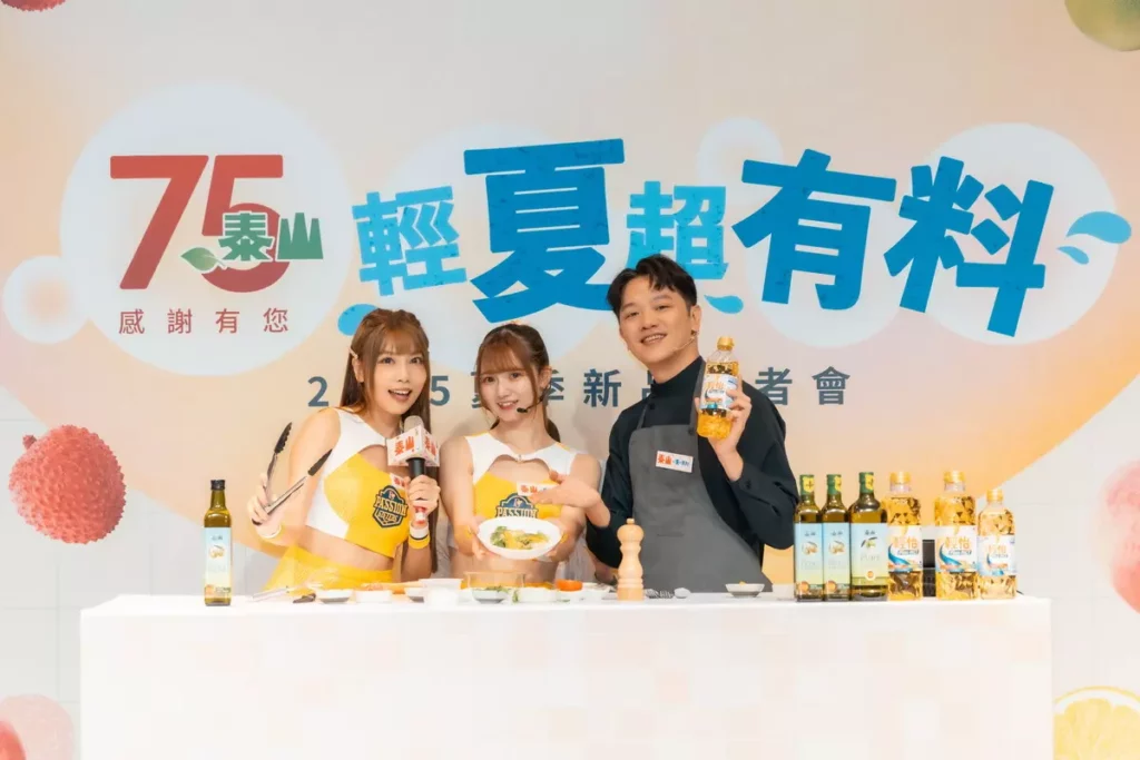 索艾克與Passion sisiters運用輕怡調合油製作酸豆醬汁嫩煎干貝，做出風味絕佳的料理輕食。