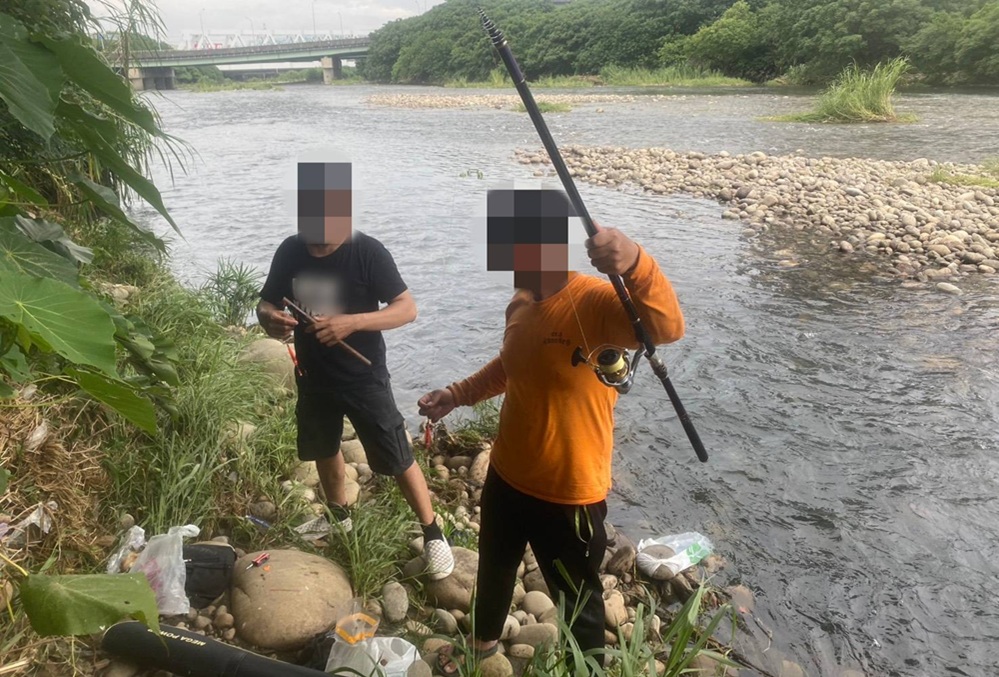 移工河邊垂釣想打牙祭 警勸離公告警戒區域11人 238 cnews204250710a03
