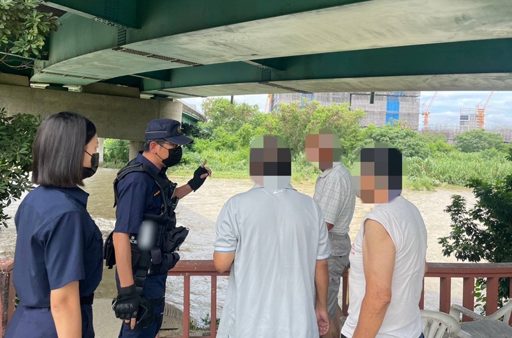 移工河邊垂釣想打牙祭 警勸離公告警戒區域11人 240 cnews204250710a01