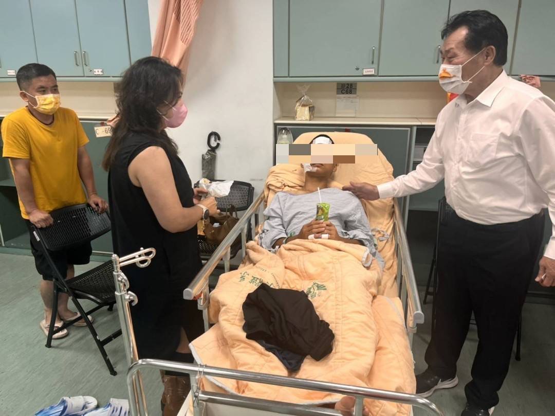 忠和國中車禍傷童送醫 黃偉哲展現跨縣市人道關懷:全力協助 220 忠和國中車禍傷童送醫 黃偉哲展現跨縣市人道關懷:全力協助 219