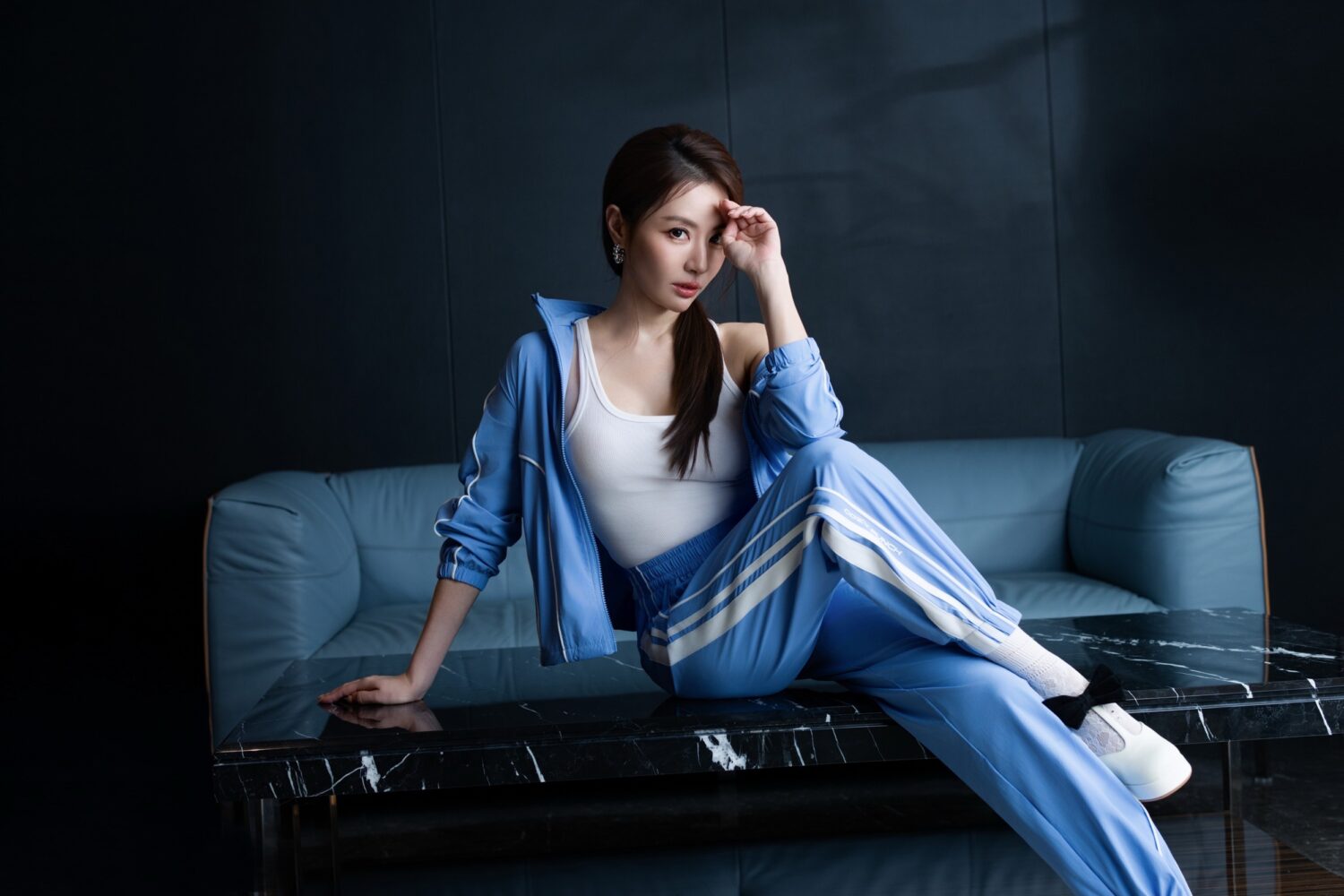 王瀅的貴婦高級感將「ONE TONE 彩虹衣」保濕涼感碧藍湖水穿出好氣色。(圖/鏡藝宏海 提供)