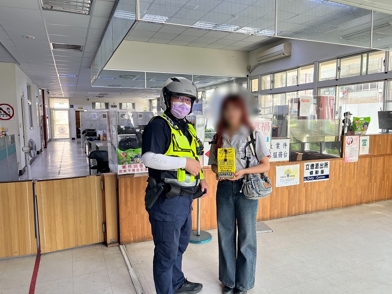 ▲女子特地返回派出所送上從沖繩帶回的伴手禮,向員警致謝。