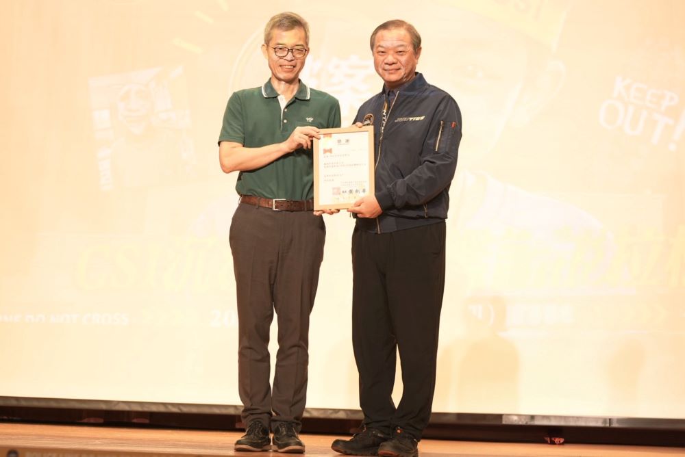 CSI小偵探親身實作 新北警體驗營寓教於樂 3 《圖說》新北市大同育幼院長黃劍峯〈左〉頒感謝狀予警察局長廖訓誠。〈警察局提供〉