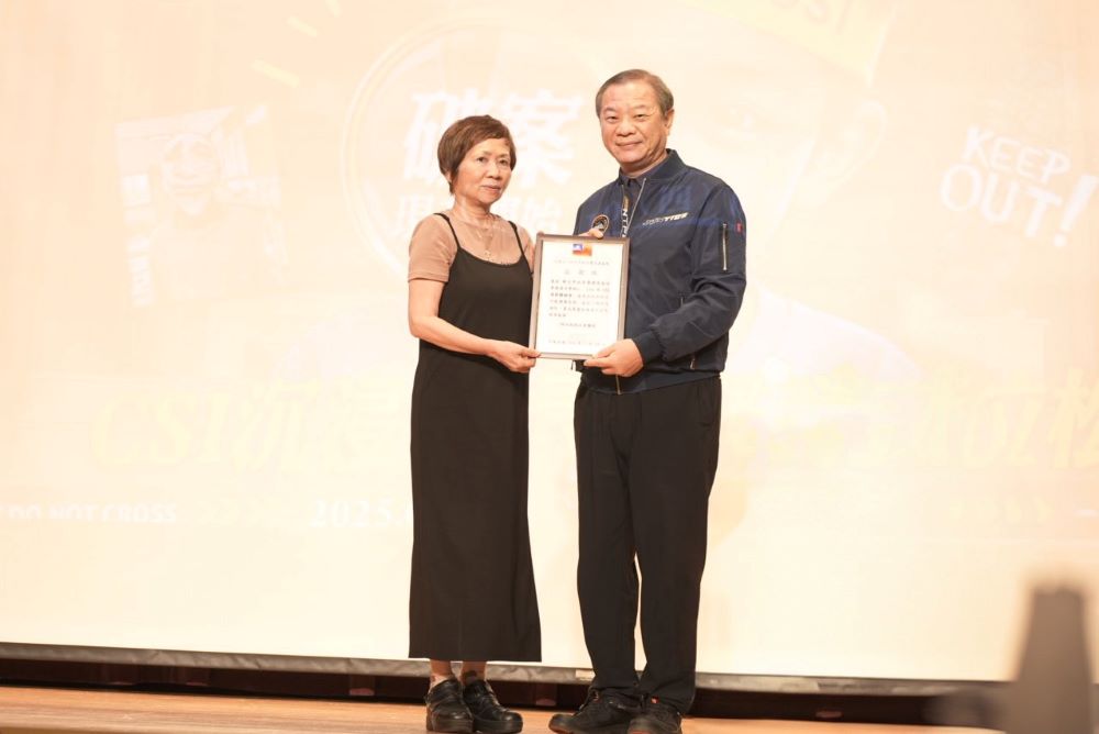 CSI小偵探親身實作 新北警體驗營寓教於樂 4 《圖說》新北市榮光育幼院長楊蕙婷頒感謝狀予警察局長廖訓誠。〈警察局提供〉