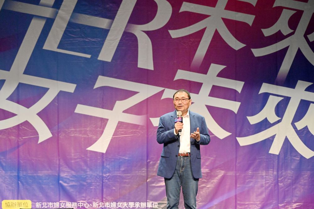 撐起一片天 新北婦女大學成果展詮釋自信成長 4 《圖說》新北市長侯友宜出席婦女大學成果展給予學員們鼓勵及肯定,他表示,婦女大學是一所「沒有畢業」的大學,學員們得以循環學習、持續成長,讓身心都健康。〈社會局提供〉