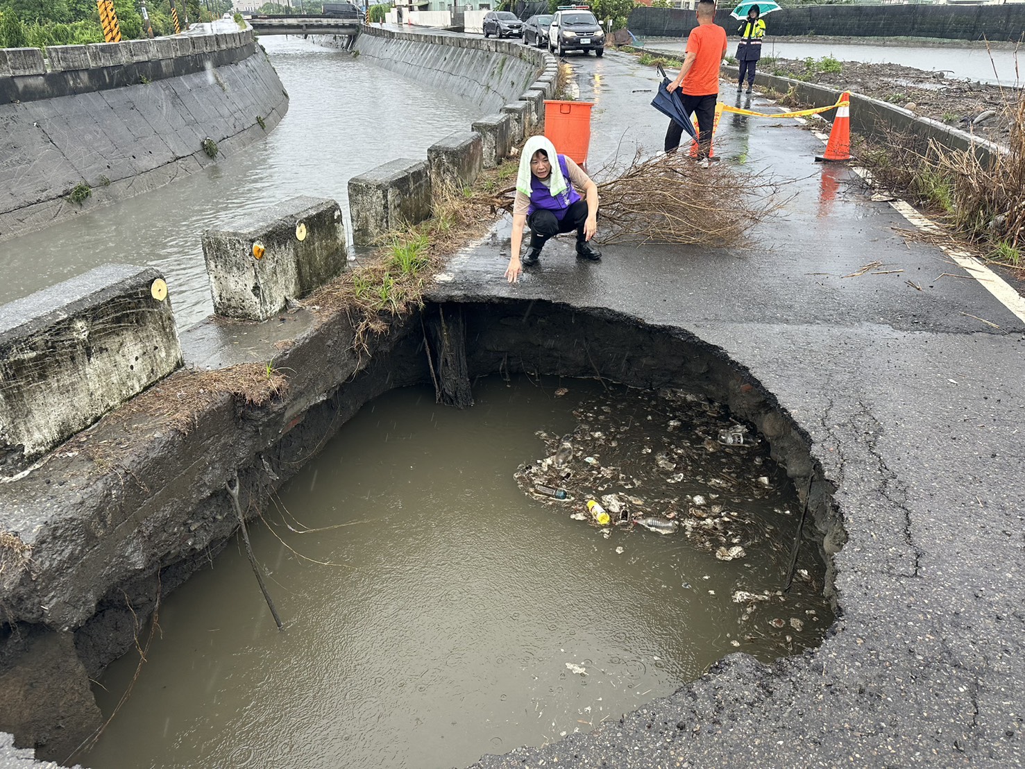 驚險一瞬!埔心防汛道路天坑吞車 駕駛爬窗逃命保一命 - https://www.watchmedia01.com