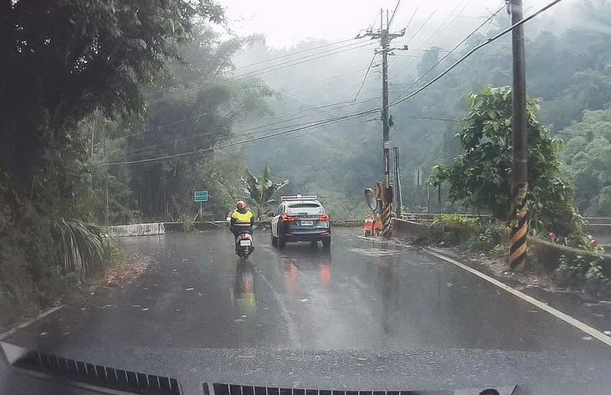 警方勸翁搭警車,幫他騎機車返派出所。(竹山分局提供)