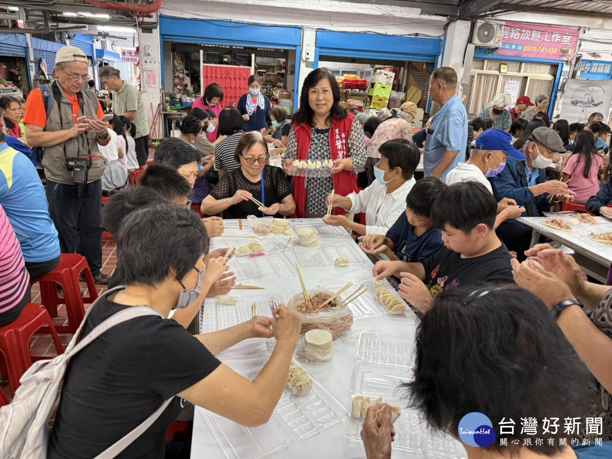 慈馨食物銀行攜手楊梅里辦公處特別籌劃【DIY包水餃 社區老幼共融樂開懷活動】。