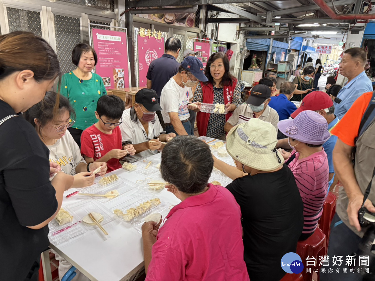 慈馨食物銀行攜手楊梅里辦公處特別籌劃【DIY包水餃 社區老幼共融樂開懷活動】。
