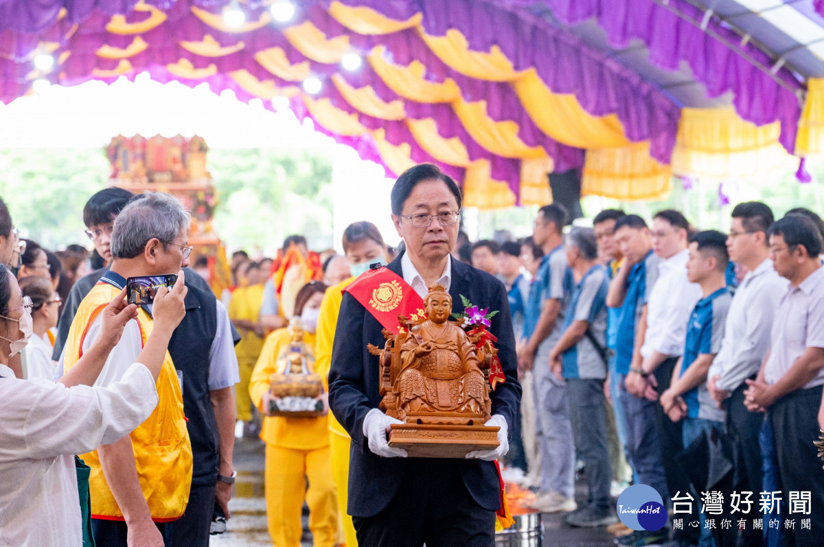 張市長參與法會敬拜儀式祈求庇佑市民順遂平安。