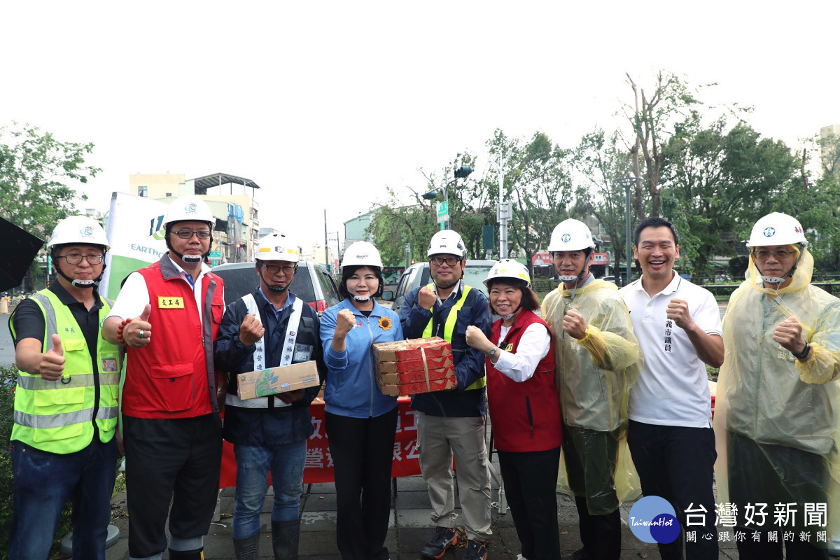 今(11)日下午雲林縣長張麗善到嘉義市為前來支援的雲林縣工程團隊打氣，黃敏惠親自向張麗善表達感謝／林詩涵翻攝