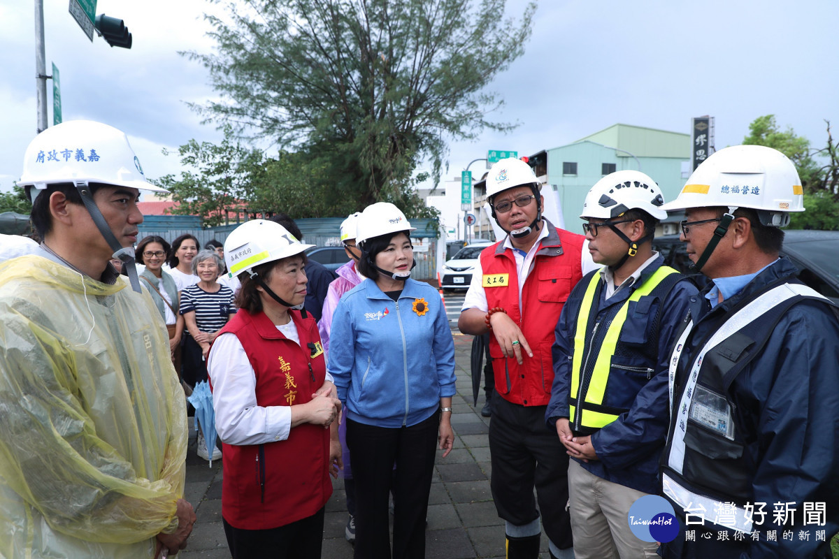 今(11)日下午雲林縣長張麗善到嘉義市為前來支援的雲林縣工程團隊打氣,黃敏惠親自向張麗善縣長表達感謝/林詩涵翻攝