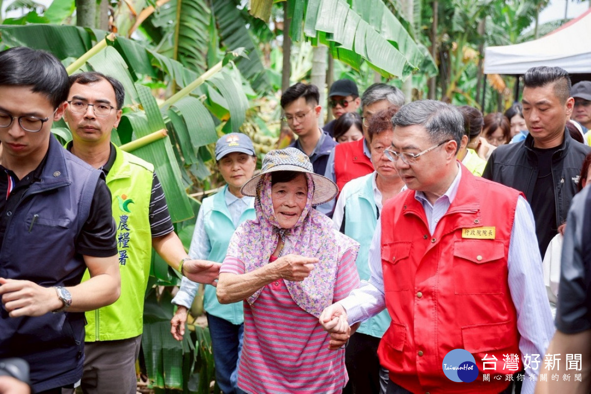 農友向院長報告香蕉樹受災情形。
