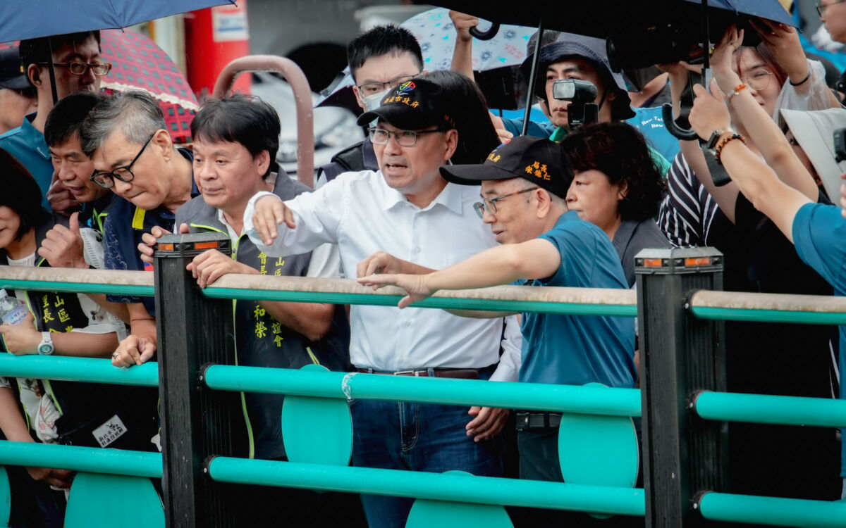 圖/新北市長侯友宜今日在水利局局長宋德仁的陪同下,視察大窠坑溪二期工程之成果。(新北市政府水利局提供)