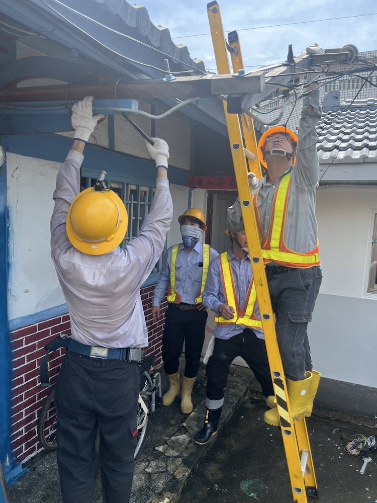 ▲中度颱風丹娜絲襲台，造成數萬用戶停電，台電公司日夜持續計畫拚命搶修，確保供電系統無虞。(記者 陳惲朋翻攝)