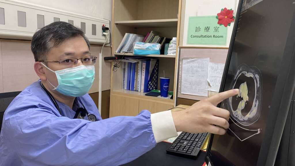 ▲員榮醫療體系員榮醫院急診處翁聖富醫師,診斷出患者主動脈剝離,救回一命,翁醫師指出最近天氣炎熱,呼籲高血壓患者要多注意。(員榮醫院提供)