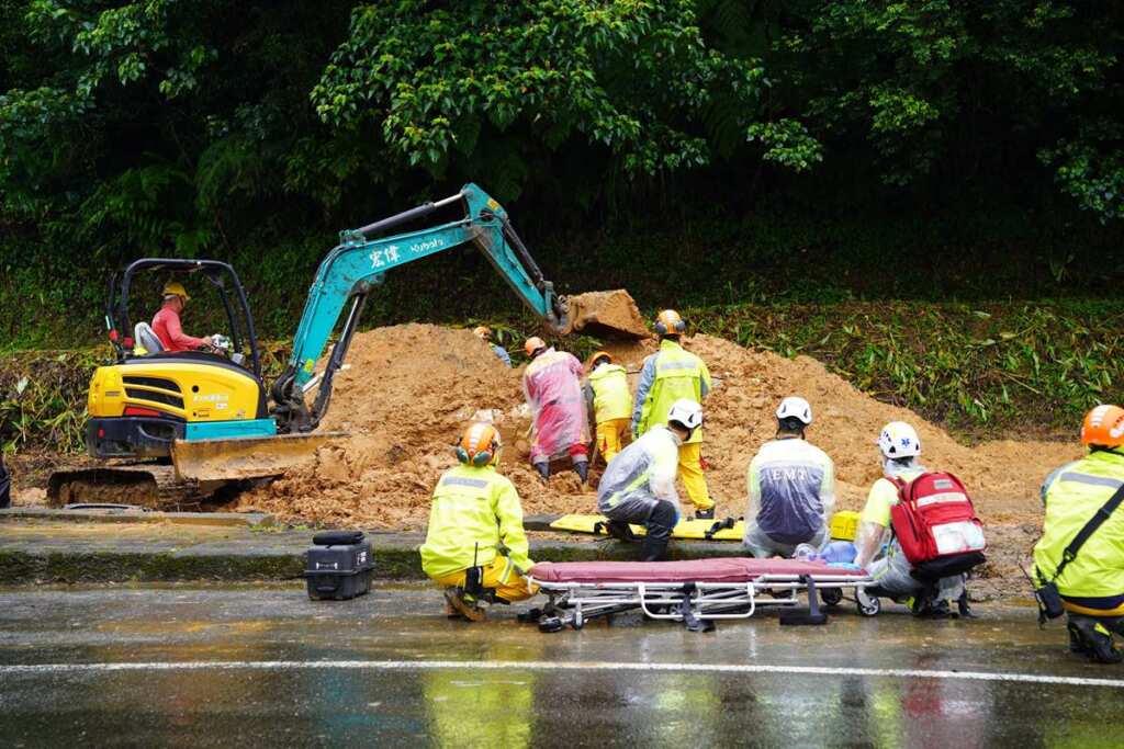 ▲實兵演練模擬車輛遭土石流覆沒的搶救作業。